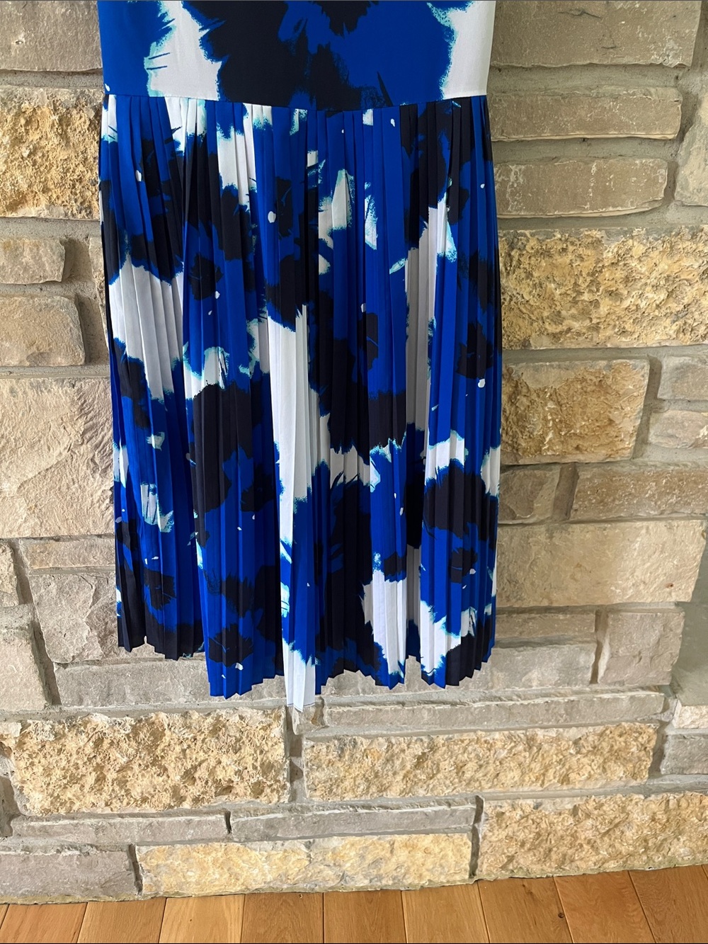 Banana Republic Blue, Black, and White Floral Print Pleated Dress Size 14 - Picture 7 of 15
